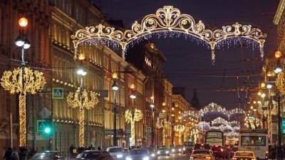 Атмосфера волшебства: Петербург начали украшать к Новому году