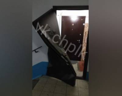 Кузбассовец снял на видео, как сосед с ножом изрезал его дверь