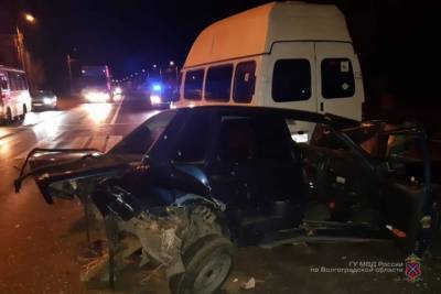 Водитель ВАЗа травмировался в ДТП с микроавтобусом в Волгограде
