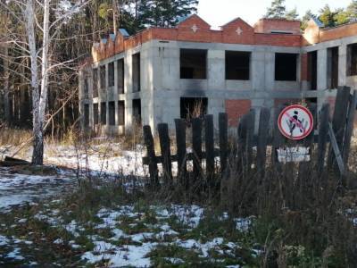 На Урале здание недостроенного детсада стало местом для бомжей и опасных игр