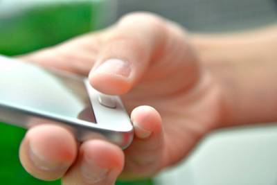 Названа опасность разблокировки смартфона отпечатком пальца
