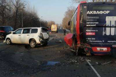 В Хабаровске автомобиль врезался в два пассажирских автобуса