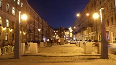 У памятника Достоевскому в Петербурге зажгли два отреставрированных декоративных фонаря