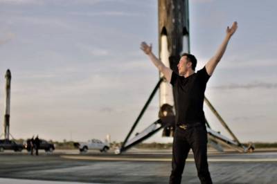 SpaceX установила на космодроме NASA космический корабль, который отправится к МКС