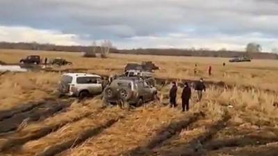 "Упс": Десятки дорогих внедорожников застряли посреди поля в Приморье