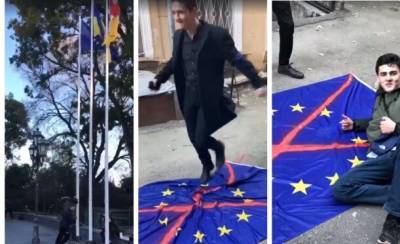 В Одессе радикалы растоптали флаг Евросоюза, сняв это на видео