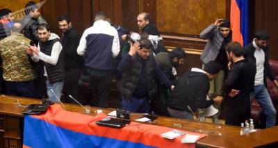 Около 20 человек, громившие парламент и правительство Армении, задержаны