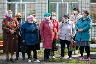 Пенсионерам Екатеринбурга предложили сочинять частушки, чтобы отвлечься от коронавируса