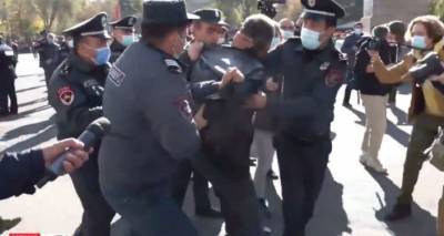 Эдуард Шармазанов - Арсен Бабаян - Айк Мамиджанян - Полиция начала массово задерживать активистов, собиравшихся на митинг в Ереване - ru.armeniasputnik.am - Армения - Ереван