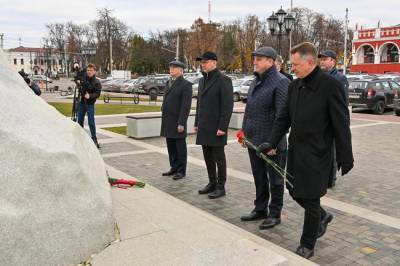 Губернатор Калужской области Владислав Шапша возложил цветы к памятнику Ивану III