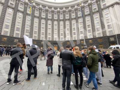 Участники протеста подогнали к зданию Кабмина «артиллерию»