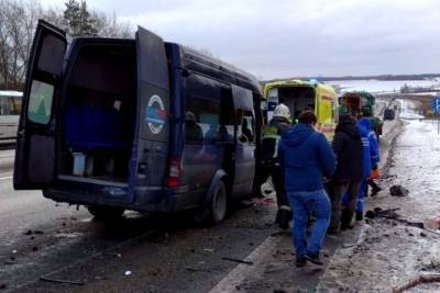 Пассажирский микроавтобус протаранил трактор на М7 в Чувашии, пятеро пострадали
