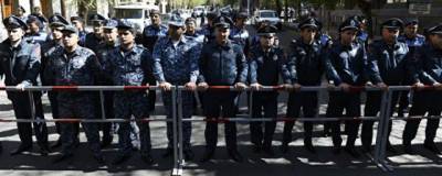 Арсен Бабаян - Несколько десятков оппозиционеров задержали на митинге в центре Еревана - runews24.ru - Россия - Армения - Азербайджан - Ереван