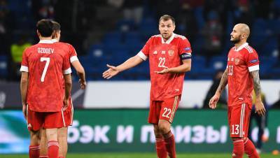 Трое футболистов сборной России сдали сомнительные тесты на коронавирус