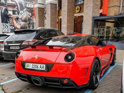 Редкий экземпляр: в Киеве заметили роскошный красный Ferrari
