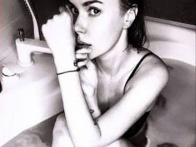 «Дело было вечером»: Слава Каминская позировала в ванной в эротическом белье