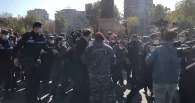 Задержание оппозиционеров на площади Свободы в Ереване — видео