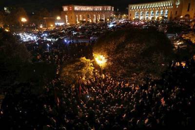 В Ереване начались задержания на митинге против решения по Карабаху