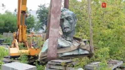 Памятник Дзержинскому вернулся в центр Варшавы