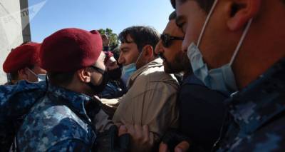 Обстановка в центре Еревана накаляется: протестующие избили полицейского