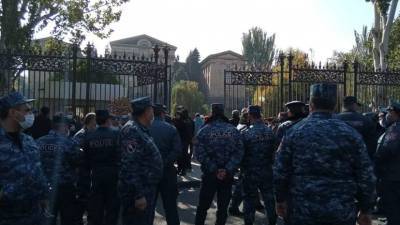 Более тысячи человек участвуют в митинге в центре Еревана