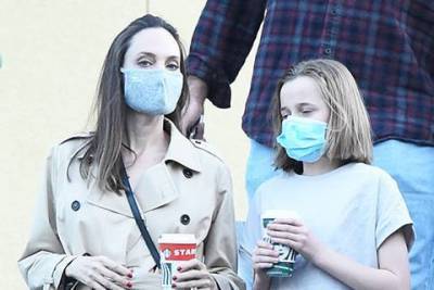 Анджелина Джоли на прогулке с дочерью Вивьен в Лос-Анджелесе: новые фото