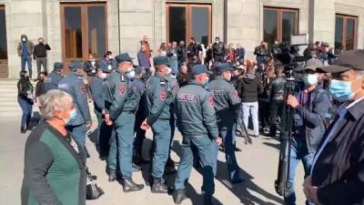Стычки с полицией начались на стихийном митинге в центре Еревана