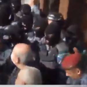 В Ереване между оппозиционерами и полицией происходят стычки. Видео