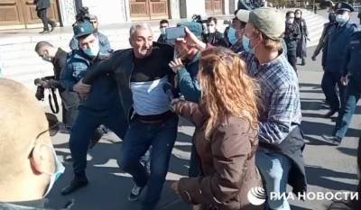 В Ереване требуют отставки Пашиняна, задержаны оппозиционеры