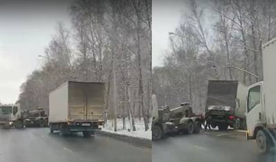 Два грузовика столкнулись на улице Дружбы в Тюмени
