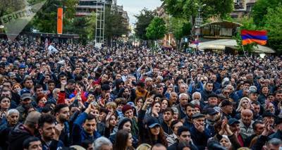 В центре Еревана собрались тысячи протестующих, начались жесткие задержания
