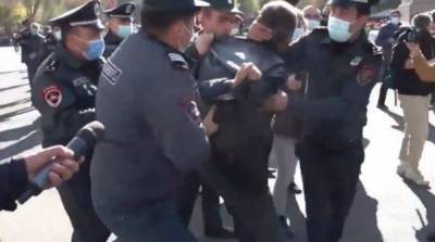 В Ереване полиция вновь начала задерживать активистов