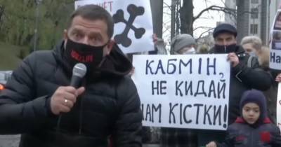 Врачи и пациенты во время митинга положили "кости" у Кабмина (ВИДЕО) - dsnews.ua