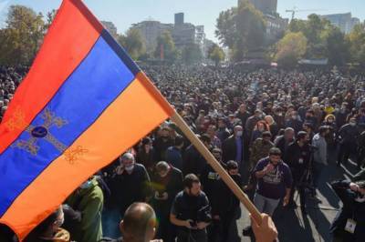 В Армении во время митингов против соглашения по Карабаху начались столкновения протестующих с полицией