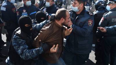 В центре Еревана начались схватки оппозиционеров с полицией