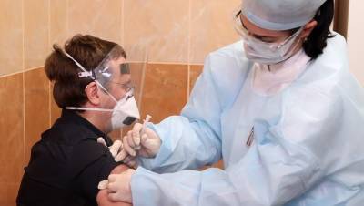 Вакцину от коронавируса в Петербурге получили 37 медработников