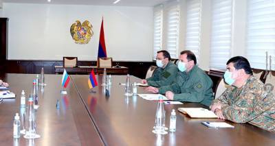 Министр обороны Армении встретился с командующим миротворцами РФ в Карабахе