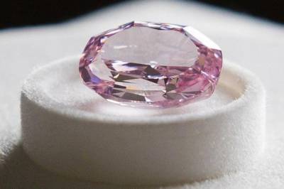 На старейшем аукционе Sotheby's выставили уникальный розовый алмаз, который хотят продать за $38 млн