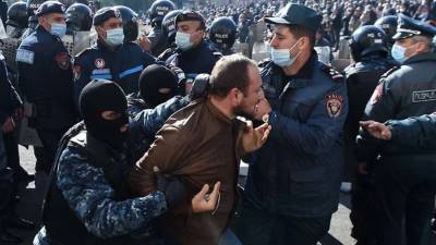 В Ереване начались столкновения между полицией и протестующими