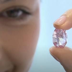 В Женеве на аукционе продадут уникальный розовый бриллиант. Видео