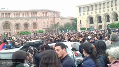 Жители Еревана требуют отставки Пашиняна из-за подписания соглашения по НКР