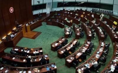 В Гонконге продемократические депутаты массово уходят в отставку из-за отстранения коллег