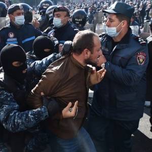 На протестах в Ереване задержали 130 человек