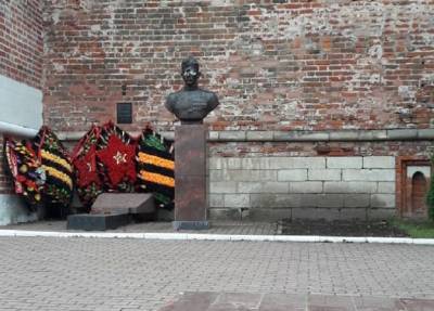 В Смоленске вандалы осквернили бюсты в Сквере памяти Героев