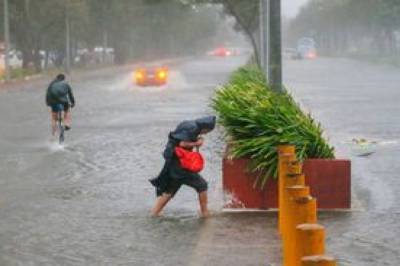 Филиппины накроет мощный тайфун: власти начали эвакуировать жителей (видео)
