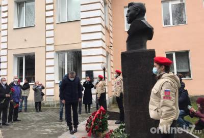 В память о каждом солдате: Александр Дрозденко возложил цветы к бюсту Героя Советского Союза Султана Баймагамбетова
