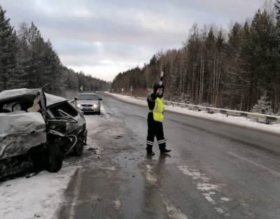 На трассе Екатеринбург — Серов разбились два автомобиля, есть погибший