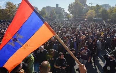 В Ереване начались стычки и задержания на массовом митинге протеста