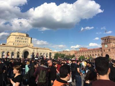 Здание правительства в Ереване окружили тысячи протестующих
