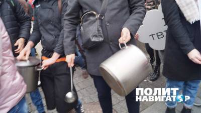 Здание правительства Украины окружили митингующие с кастрюлями